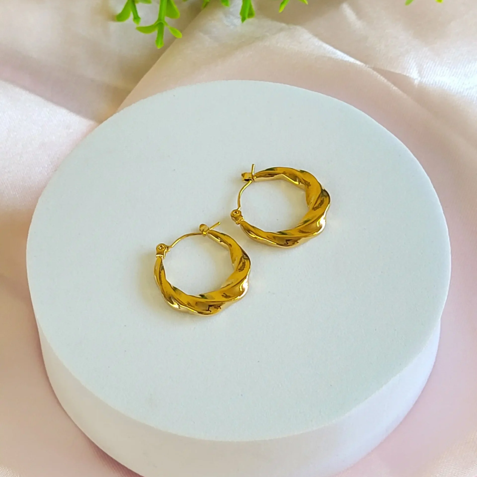 Infinite Twist Hoops